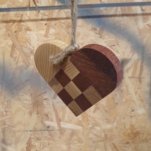 &quot;Flettet&quot; julehjerte i lyst og mørkt træ – produktbillede