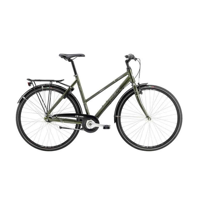 Grøn citybike med lav indstigning, sort saddel, skærme, bagagebærer og kædeskærm mod hvid baggrund.