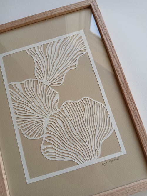 A4 papercut. beige. knækket hvid. indrammet