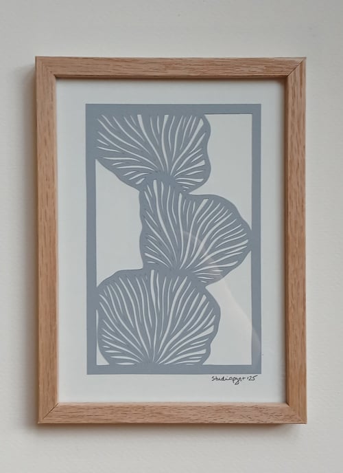 A5 papercut, dueblå, indrammet 