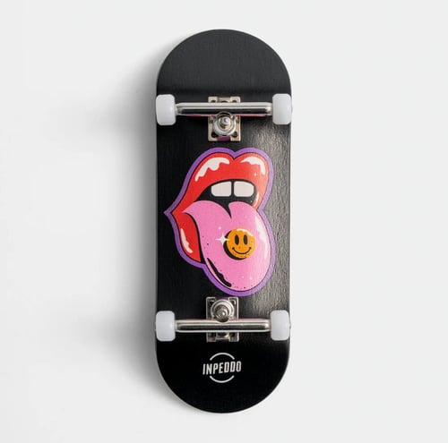 Sort skateboard med hvid hjul, dekoreret med grafik af en rød mund med udstrakt rosa tunge, hvorpå der er en gul smiley. (1)