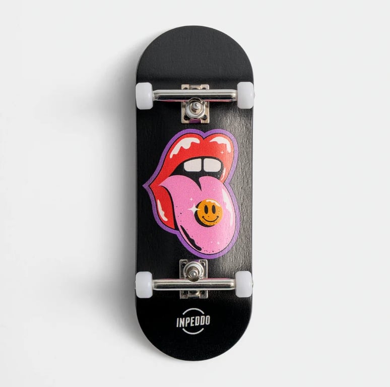 Sort skateboard med hvid hjul, dekoreret med grafik af en rød mund med udstrakt rosa tunge, hvorpå der er en gul smiley.