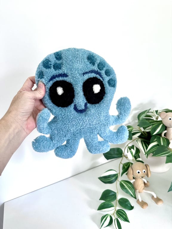 Tuftet blå blæksprutte som vægophæng i 100% uld – Håndlavet til børneværelset 