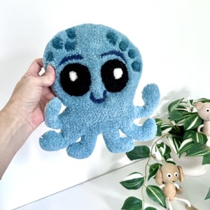 Tuftet blå blæksprutte som vægophæng i 100% uld – Håndlavet til børneværelset  – produktbillede