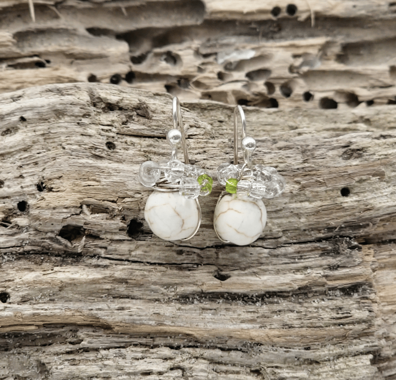 Ørekroge med howlite.