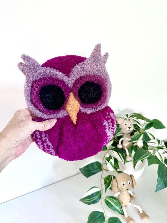 Tuftet ugle som vægophæng i 100% uld – Håndlavet til børneværelset 