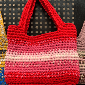 Hæklet rød taske – produktbillede