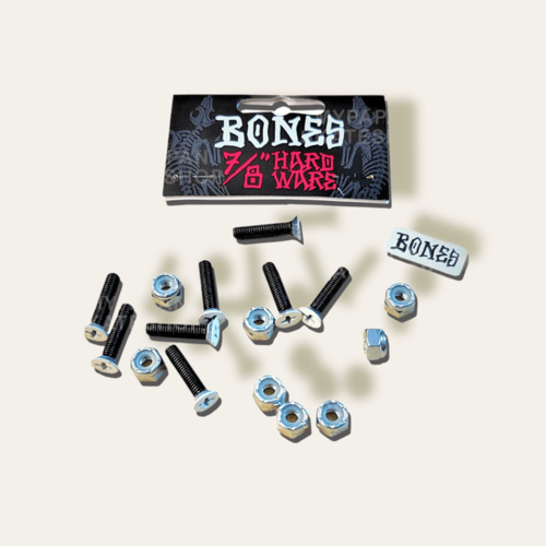 Sort-skruer og søm med møtrikker til skateboard med emballagemærke "Bones 7/8” Hardware" på hvid baggrund. (1)