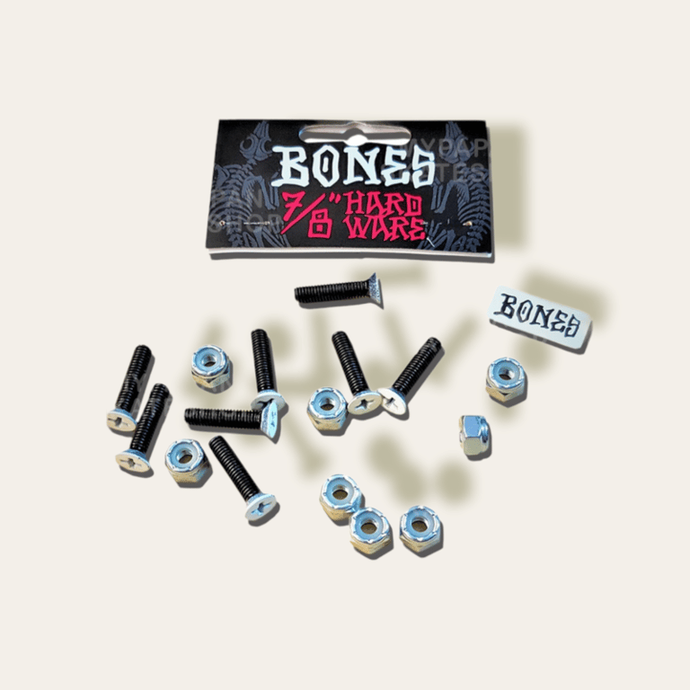 Sort-skruer og søm med møtrikker til skateboard med emballagemærke "Bones 7/8” Hardware" på hvid baggrund.