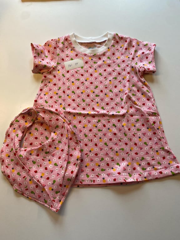 Kjole med korte ærmer og hagesmæk. Størrelse 74