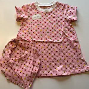 Kjole med korte ærmer og hagesmæk. Størrelse 74 – produktbillede