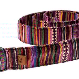 Bælte i skønt farvedesign med dobbelt-ring spænde – produktbillede