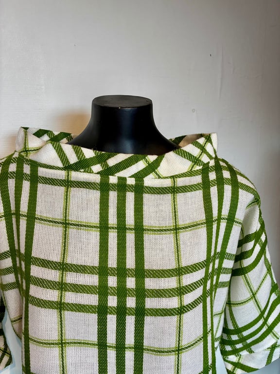 Trine-bluse med grønne tern billede 4