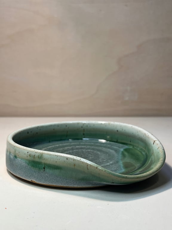 Spoonrest grøn. D: 13,5 cm