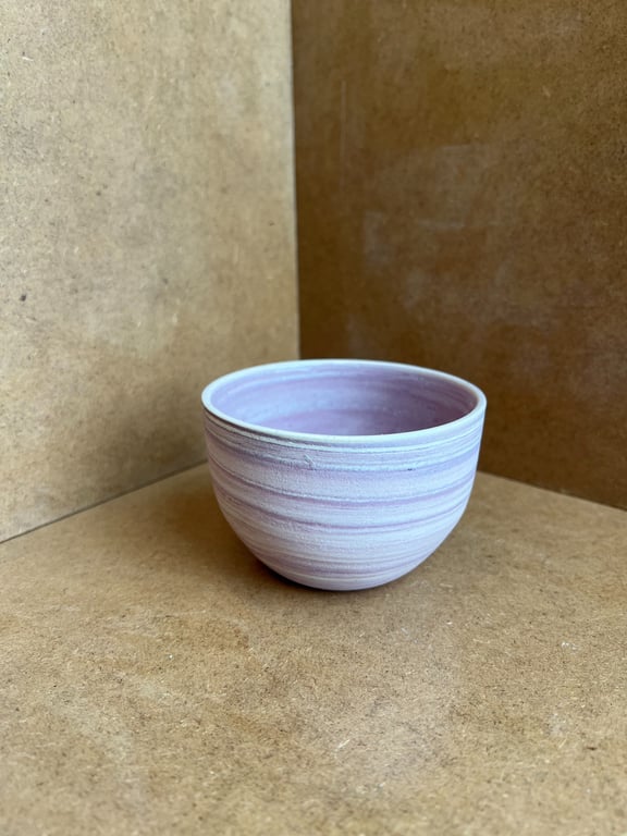 Swirly kop i indfarvet ler