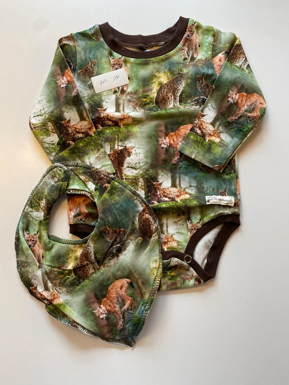 Body med lange ærmer og hagesmæk. Størrelse 74