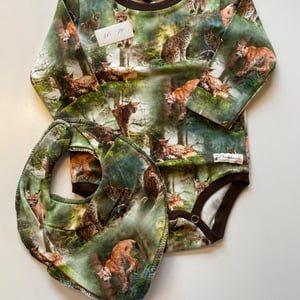 Body med lange ærmer og hagesmæk. Størrelse 74 – produktbillede