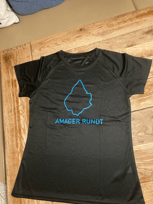 T-shirts dame sort med blå logo (4)
