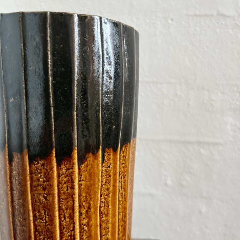Vase, brændt karry/sort, 19 cm billede 2
