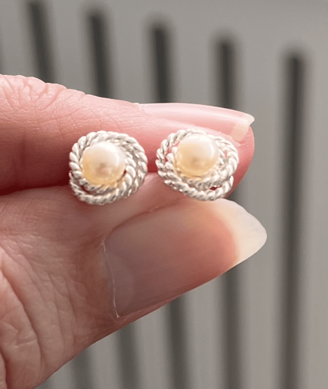 Snoede ferskvandsdyrkede perleøreringe i sølv