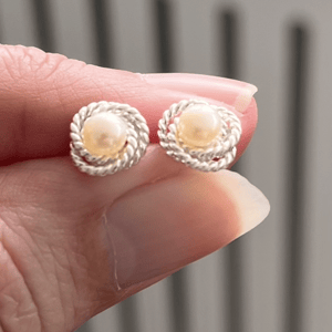 Snoede ferskvandsdyrkede perleøreringe i sølv – produktbillede