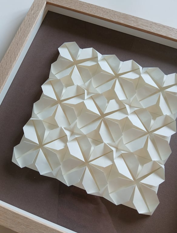 30x30cm foldet papirværk, støvet brun, indrammet  (5)