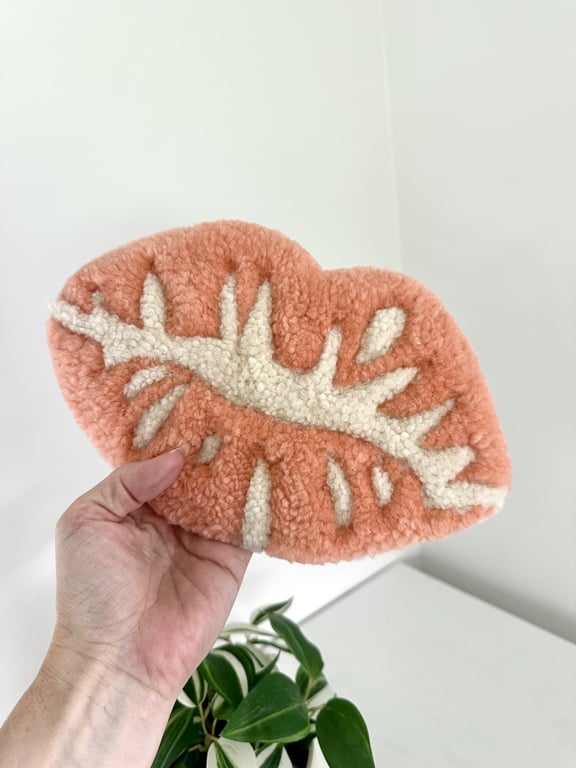 Tuftet læber som vægophæng – håndlavet i uld 