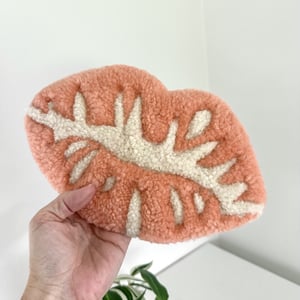 Tuftet læber som vægophæng – håndlavet i uld  – produktbillede