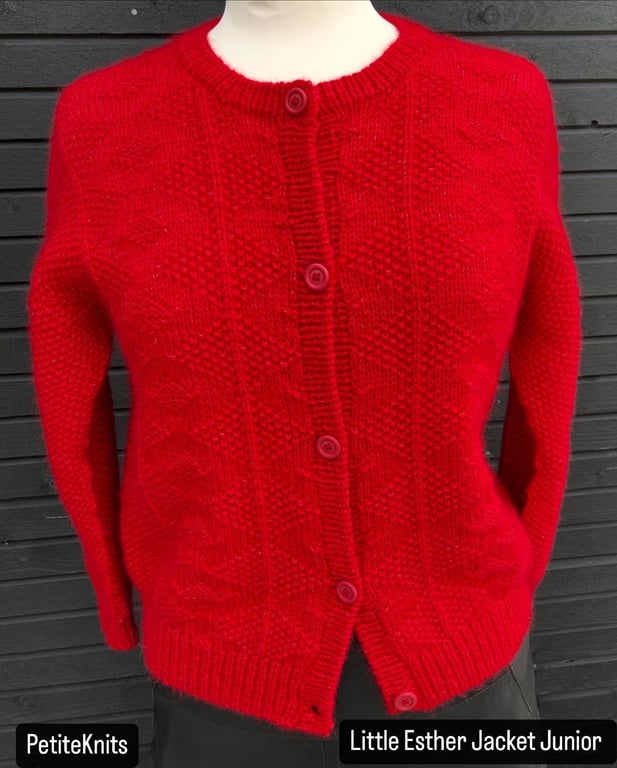 Rød, strikket cardigan med knapper foran, vist på en mannequin mod en mørk baggrund.