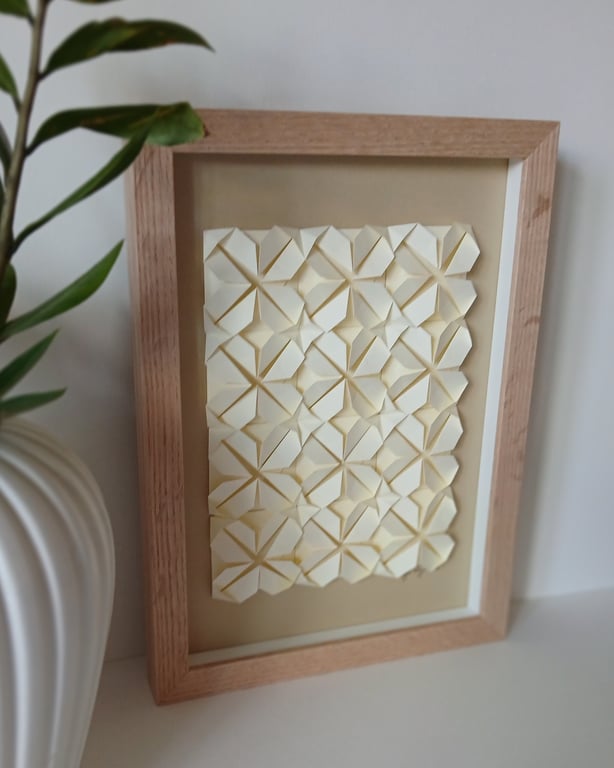 A4 foldet papirværk, beige, indrammet  billede 3