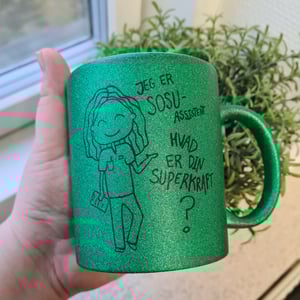 Krus: Jeg er SOSU-assistent, hvad er din superkraft? Grøn glimmer – produktbillede