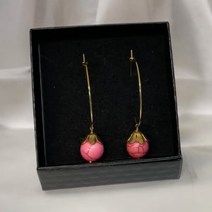 Lyserød øreringe  – produktbillede