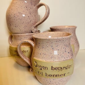 Keramik krus med tekst - Dagen begynder med bønner – produktbillede