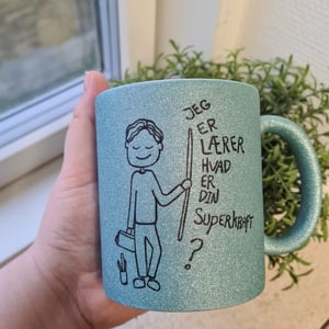 Krus: Jeg er Lærer, Hvad er din superkraft (kort hår) Lys blå glimmer – produktbillede