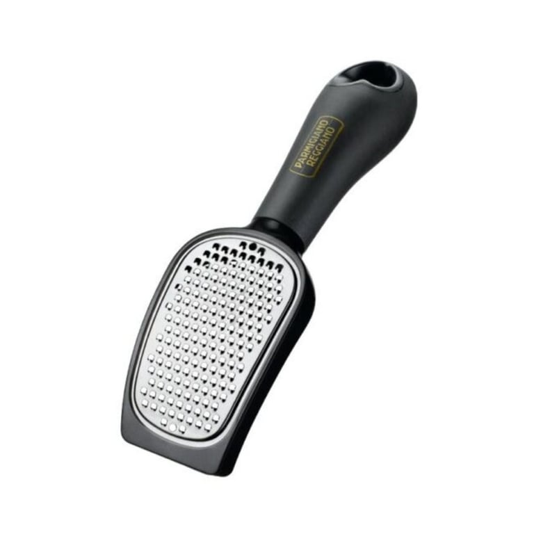 Billede af en sort håndholdt ost rivjern med metal riveflade og indgravering "PARMIGIANO REGGIANO" på håndtaget.