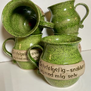 Krus med tekst - Selvfølgelig snakker jeg med mig selv – produktbillede