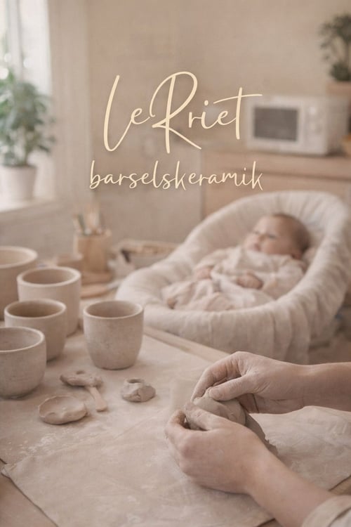 Hænder former ler på et bord med keramiske kopper, i baggrunden ses en baby i en vugge, teksten "LeRiet barselskeramik" vises i billedet. (1)