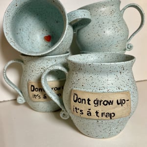 Krus med tekst  - Dont grow, its a trap – produktbillede