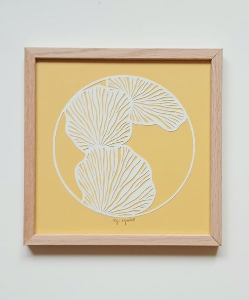 20x20cm papercut, banana, hvid, indrammet 