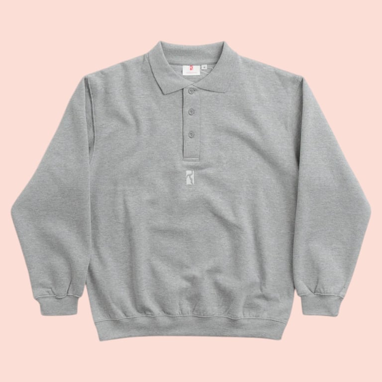 Grå langærmet polo med knaplukning og lille hvid logo på brystet.