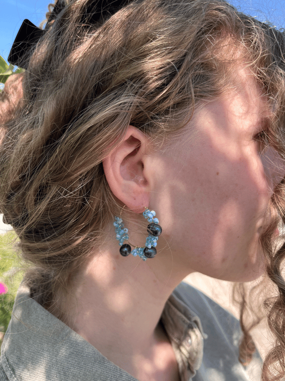 Creoles øreringe i blåfarve med bl.a. ferskvandsperler billede 3