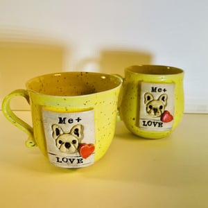 Krus med tekst - Me   hund = kærlighed – produktbillede