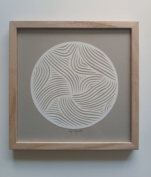 20x20cm papercut, beigegrå, indrammet 