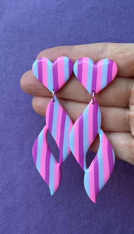 Pink/blå/lilla stribede “hjerte-spiraler”