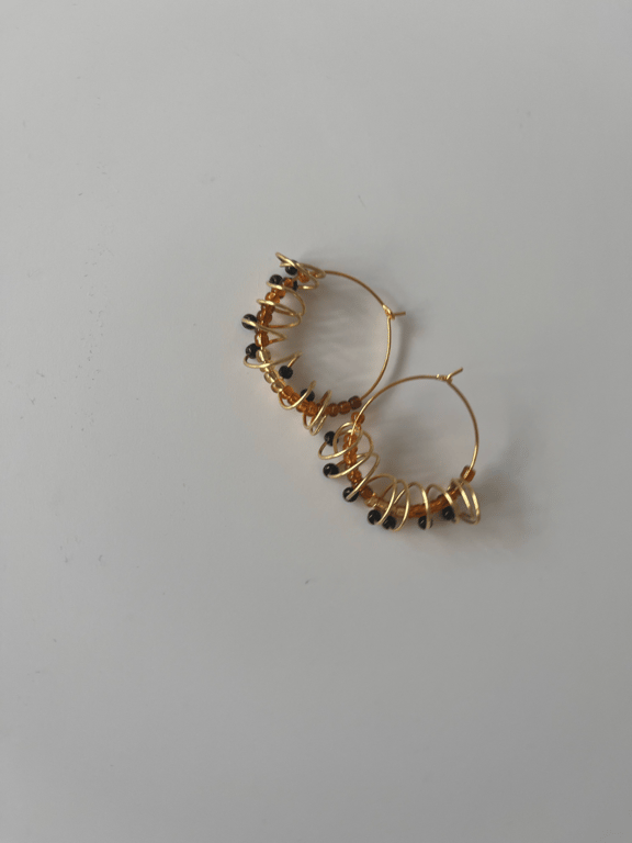 Creoler med brun orange og sorte perle med snoet kobbertråd.  billede 2