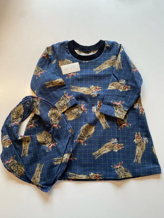 Kjole med lange ærmer og hagesmæk. Størrelse 68