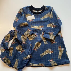 Kjole med lange ærmer og hagesmæk. Størrelse 68 – produktbillede