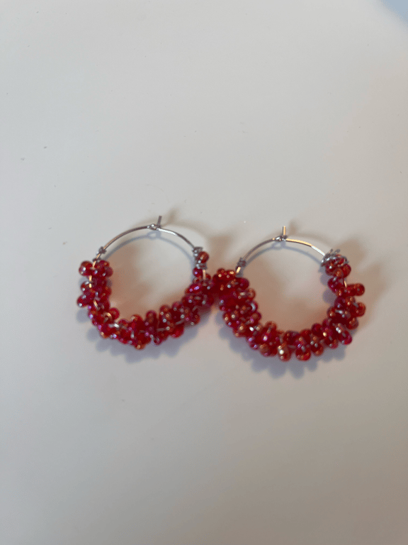 Rødefarvet perler snoet omkring creolen billede 2