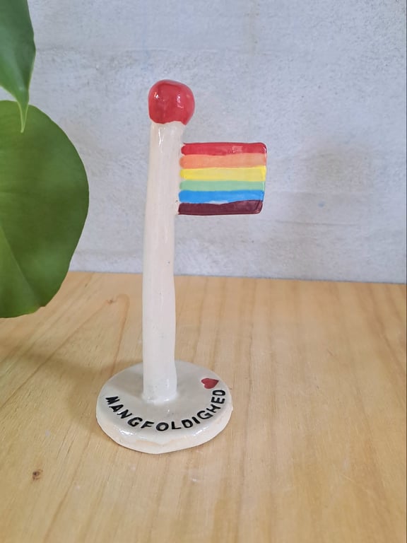 Mangfoldighed-Flaget er 14 cm høj