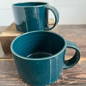 Kop med hank, petrolblå – produktbillede